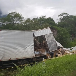 Caminhão saiu para fora da pista após batida na BR-376, em Guaratuba (Foto: PRF/Divulgação)