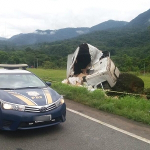 Motorista de caminhão morreu após cabine bater contra uma pedra localizada às margens da BR-376, em Guaratuba (Foto: PRF/Divulgação)