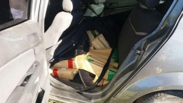 No carro havia cerca de 500 kg de maconha embalada em tabletes.(Foto: PRF)