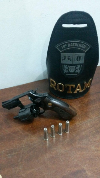  Um revólver calibre .38 Special foi apreendido. (Foto: PM)