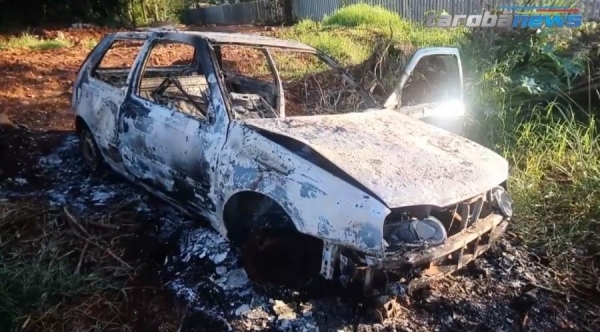 Carro queimado é encontrado em Cascavel (Foto: Reprodução/Tarobá News )