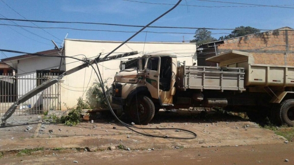 Com o poste quebrado, cerca de 80 residências ficaram sem energia elétrica. (Foto: Massa News)