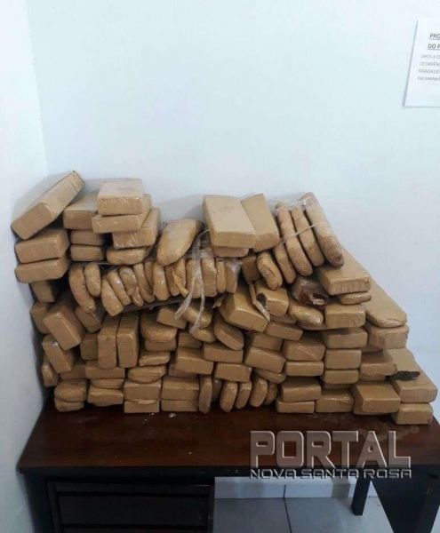 A droga estava em um guarda-roupas da casa. (Foto: Radar B.O.)