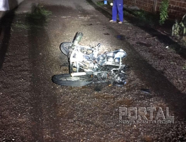 A moto ficou totalmente destruída. (Foto: PM)