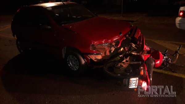 A moto foi parar embaixo do carro. (Foto: Portal Palotina)