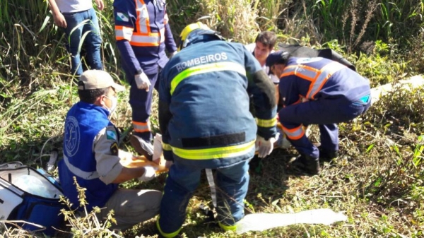A vítima, ocupante do carro, chegou a ser socorrida, mas não resistiu aos ferimentos.. (Fotos: CGN)