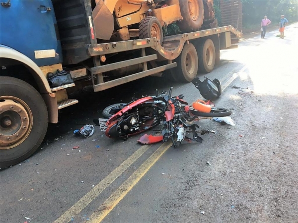 A colisão ocorreu quando o motociclista tentou ultrapassar um ônibus. (Foto: Rádio Grande Lago)