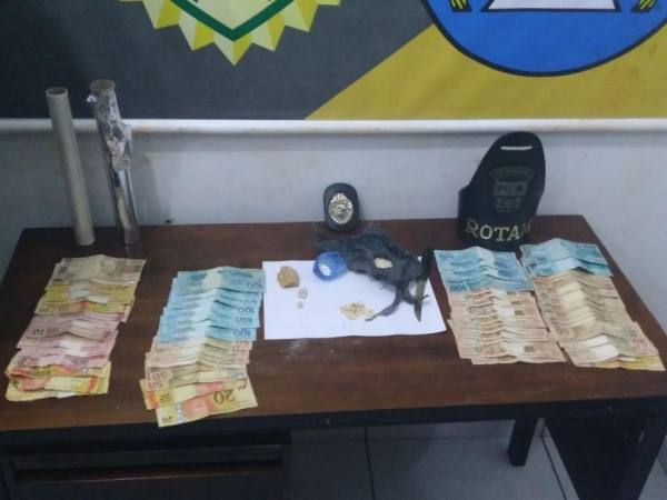 Dinheiro e drogas foram apreendidos. (Foto: PM)