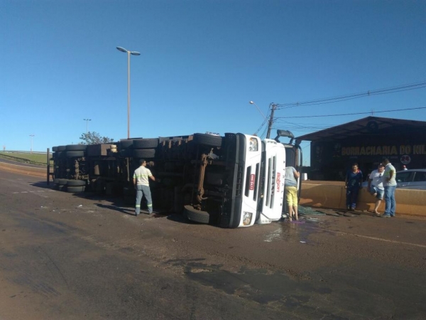 Caminhão tomba na entrada de Toledo (Foto: Divulgação/Whatsapp )