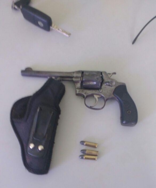 A arma e a munição foi apreendida. (Foto: PM)