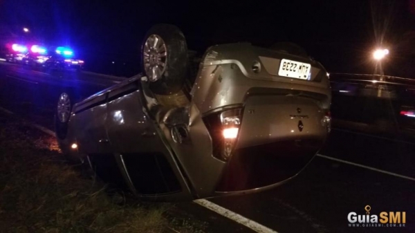 Após capotar por várias vezes, o veículo parou no canteiro central da rodovia.(Guia SMI)