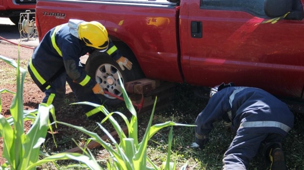 O corpo do motociclista ficou enroscado embaixo da camioneta. (Foto: Ta Sabendo)