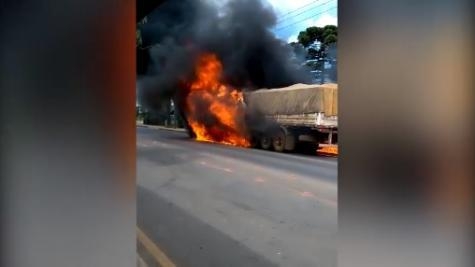 O fogo teve início por volta das 12h50. (Foto: A Rede)