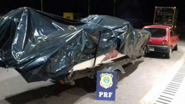 O condutor de 20 anos e o passageiro de 41 anos foram detidos. (Foto: PRF)