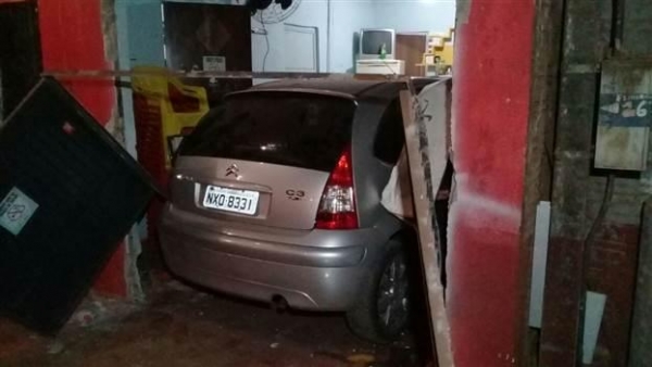 Apesar dos estragos, ninguém ficou ferido. (Foto: Tarobá News)