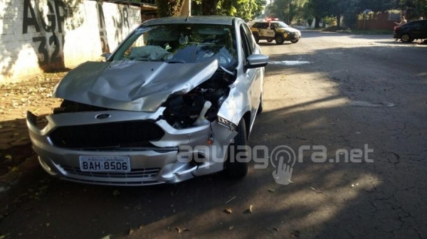 Acidente aconteceu no cruzamento das ruas Espírito Santo e 12 de Outubro (Foto: Jones Souza )