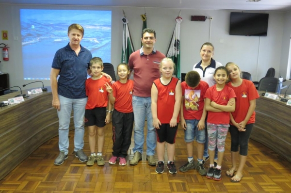 FoTurma foi recepcionada pelos vereadores Adriano Backes e Nilson Hachmann. (Foto: Assessoria)