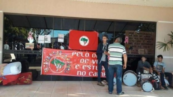 A Polícia Militar acompanha a situação . (Foto:  Rádio Chopinzinho)