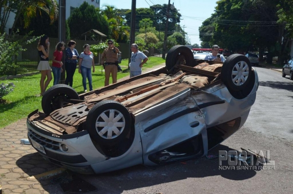 O Clio ficou de pernas para o ar. (Foto: Bogoni)
