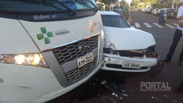 O acidente envolveu um micro-ônibus da Secretaria de Saúde. (Foto: Bogoni)