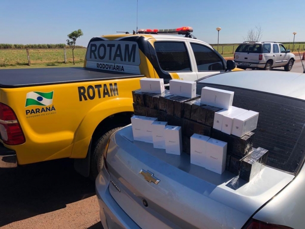 O automóvel estava carregado com 60 aparelhos celulares. (Foto: PRE)