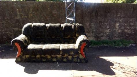 Um sofá foi colocado no ponto. (Foto: Divulgação)
