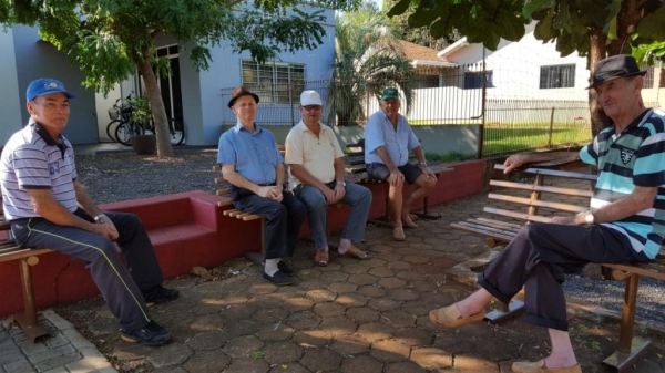Idosos aproveitam para se reunir e conversar na avenida. (Fotos: Assessoria)
