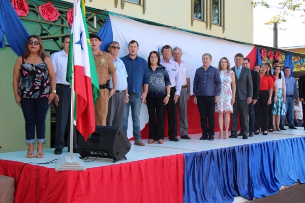 Presença de várias autoridades no desfile. (Foto: Portal Nova Santa Rosa)