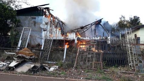 O Corpo de Bombeiros foi acionado, mas o fogo destruiu completamente a residência. (Foto: PP News)