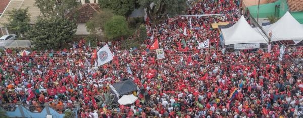 Trabalhadores ligados a movimentos sindicais se reúnem no acampamento Vigília Lula Livre (Foto: Ricardo Stuckert)