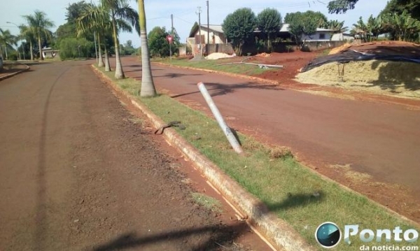 Em novembro, outro poste foi derrubando no mesmo local. (Foto: Ponto da Notícia)