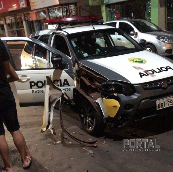 A moto atingiu a viatura da PM. (Foto: Colaborador)