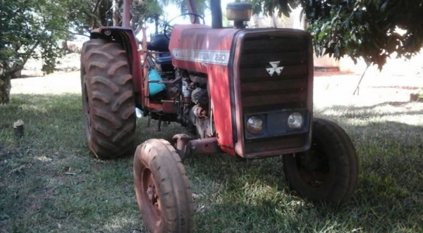 O trabalhador desceu, mas deixou o trator ligado. (Foto: Massa News)