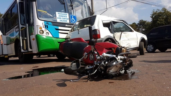 A colisão foi tão forte que uma roda da moto chegou a ser arrancada. (Fotos: CGN)