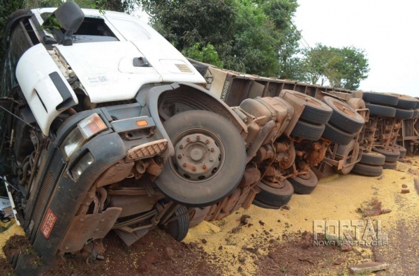 A carreta saiu da pista e tombou de lado. (Foto: Bogoni)