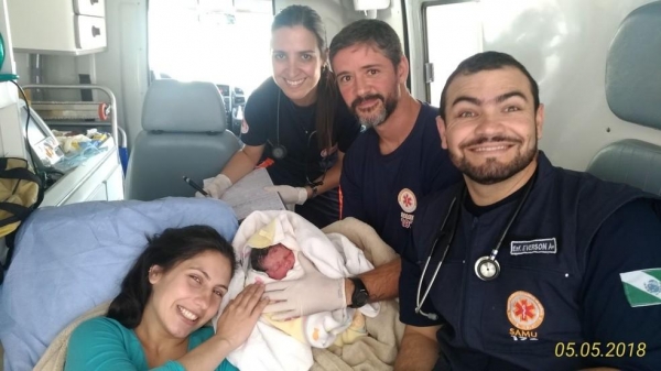 Mãe dá à luz filha no banheiro em Pinhais, na Região Metropolitana de Curitiba (Foto: Arquivo pessoal)