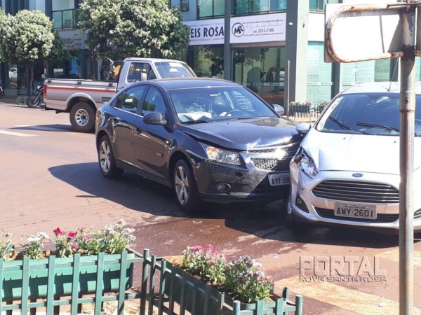 Nã houve feridos no acidente. (Fotos; Portal Nova Santa Rosa)
