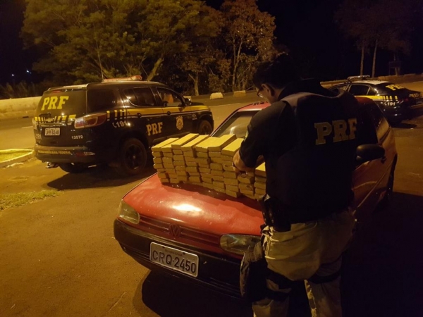 A droga pesou 48 quilos divididos em 68 tabletes.(Foto: PRF)