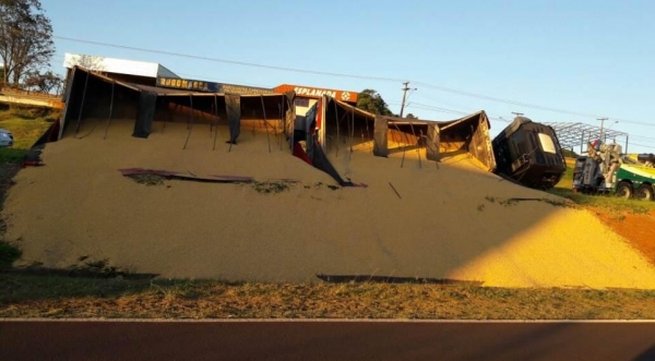 O veículo estava carregado com 37 toneladas de milho. (Foto: Tarobá News)