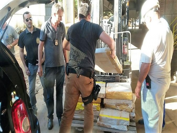 O trabalho tem por objetivo esvaziar os depósitos da delegacia. (Foto: Grande Lago)