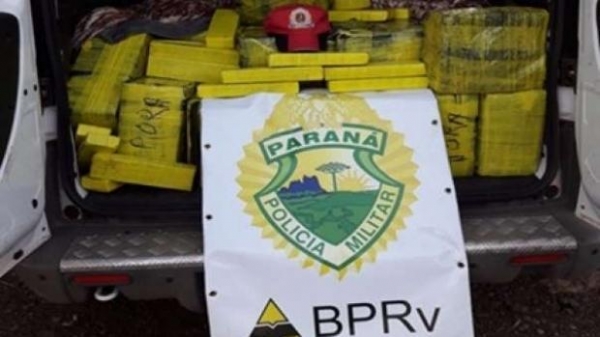 O condutor do veículo relatou aos policiais que pegou a maconha em Guaíra. (Foto: PRE)