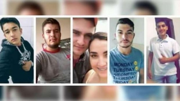 Os jovens estavam em motocicletas quando o grupo bateu de frente contra o caminhão. (Foto: Reprodução Jornal Paraná)