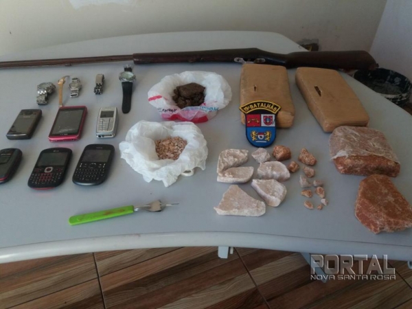 Foram apreendidos maconha e crack.(Foto:PM)