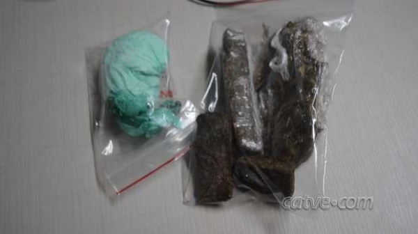 foi encontrado 52 gramas de maconha e 29 gramas de cocaína escondidas nas partes íntimas, embaladas em plástico. (Foto: Catve)