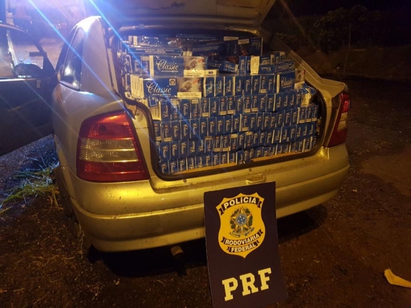 O GM/Astra estava carregado com muitos pacotes de cigarros . (Foto: PRF)