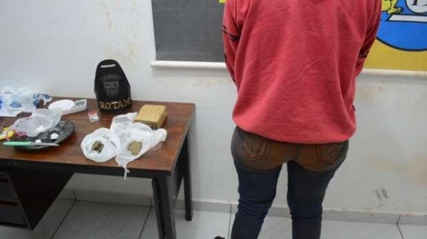 A mulher foi presa pelo tráfico de drogas. (Foto: Catve)