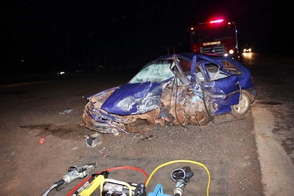 Com o impacto da batida o motor do Gol foi arrancado.(Foto:PP News)