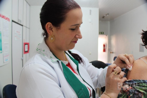 Várias pessoas já foram até os postos de saúde. (Foto: Portal Nova Santa Rosa)
