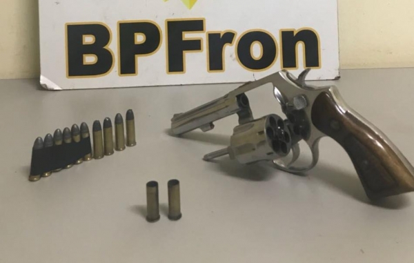 Um revolver Taurus, cal. 38 também foi detido. (Foto: Assessoria)