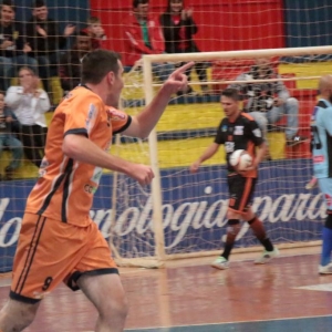 Alex Junior abre o placar.